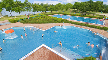 Erlebnisbecken Wasserpilz, Schwalldusche und Schwimmerbecken