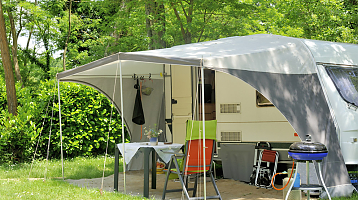 eingerichteter Wohnwagen-Stellplatz